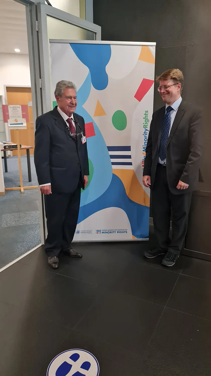 Angelo Rojch con Michael Wiener accanto al pannello dell’Ufficio ONU per i Diritti Umani a Ginevra