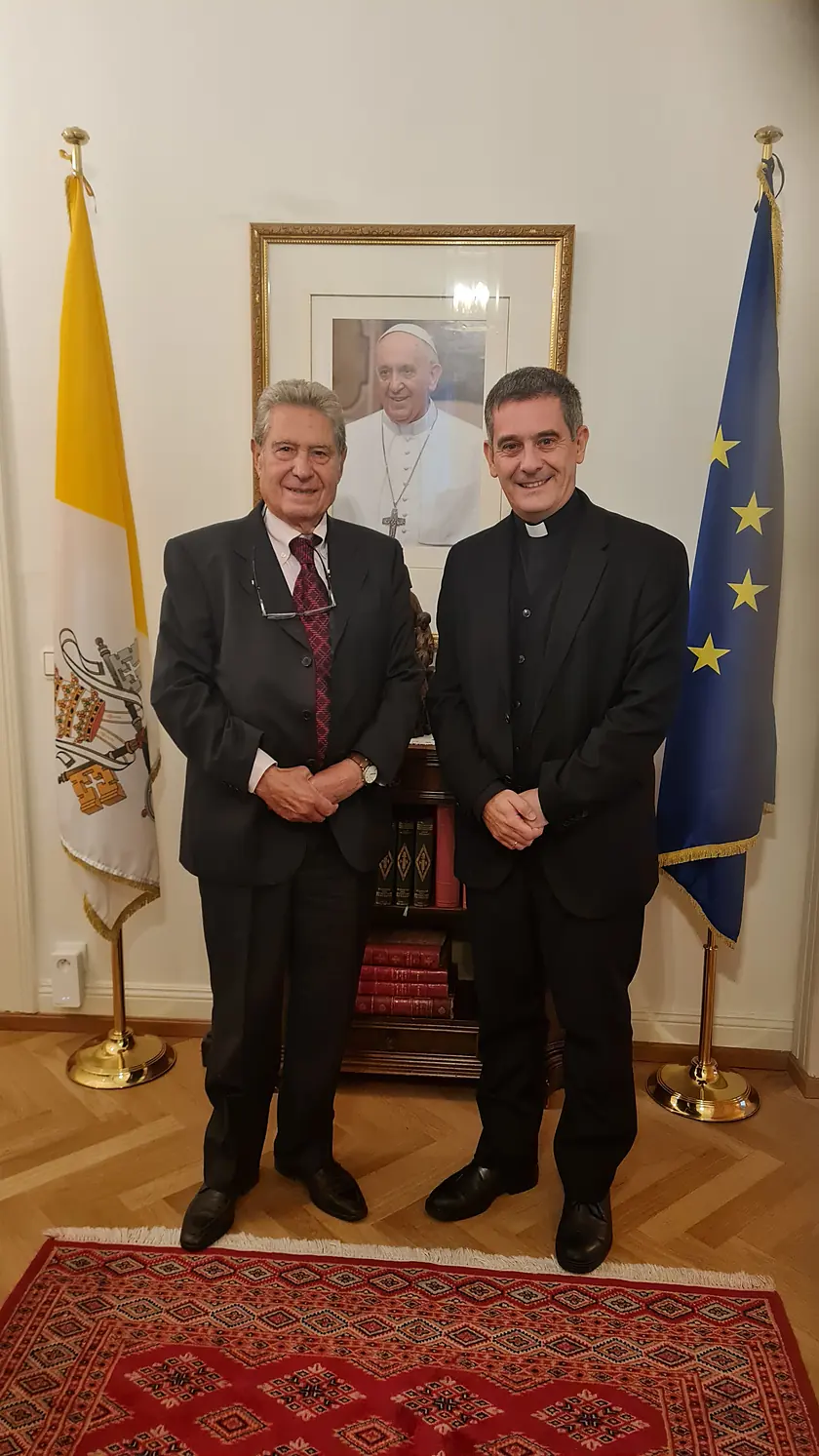 Angelo Rojch con il Nunzio Apostolico Marco Ganci tra la bandiera vaticana e quella europea, a Strasburgo